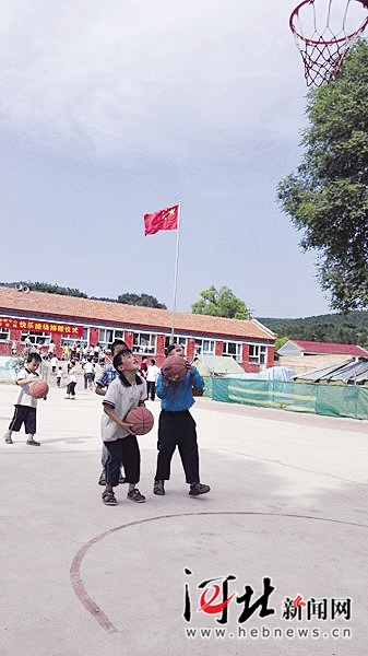 空有篮球架 静待篮球来 承德三所偏远小学受助快乐操场  