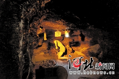 开滦国家矿山公园井下探秘游中呈现的原始人工采煤场景。