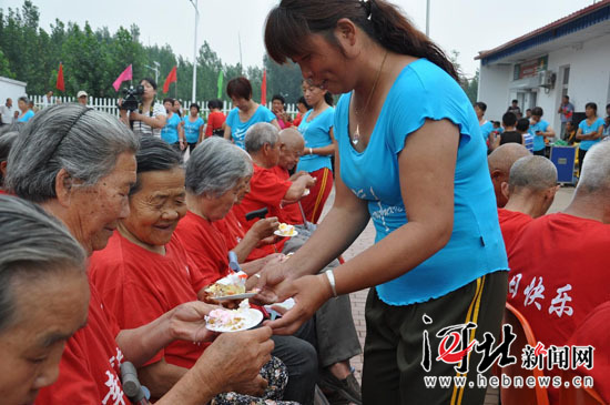 武邑县清凉店镇鲍贤兰村举办第五届幸福老人集体祝寿会,为该村84位70岁以上老人过集体“生日”。 武邑县清凉店镇鲍贤兰村举办第五届幸福老人集体祝寿会,为该村84位70岁以上老人过集体“生日”。