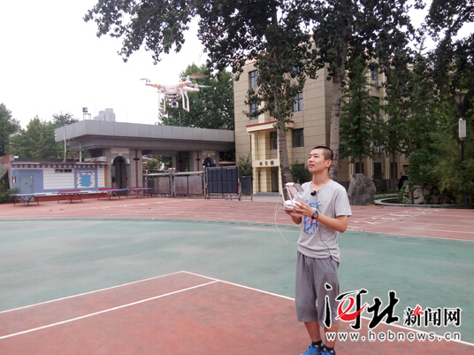 刘德涵进行无人机操控展示。 刘德涵进行无人机操控展示。