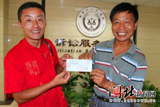 8月8日,邯郸市丛台区人民法院工作人员为霍行华、刘树芳两位农民工代表发放最后一笔执行款322448元。 8月8日,邯郸市丛台区人民法院工作人员为霍行华、刘树芳两位农民工代表发放最后一笔执行款322448元。
