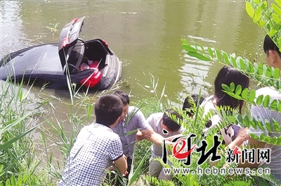 黄骅:轿车失控冲入河中 爱心接力救人暖心 黄骅:轿车失控冲入河中 爱心接力救人暖心