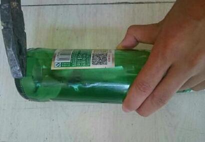 男子用啤酒瓶做钻石