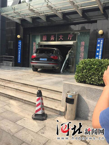 石家庄一奥迪车撞伤5人后冲入交警队 嫌犯系毒驾（图）
