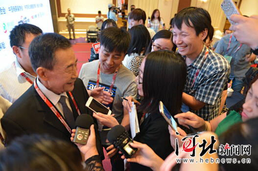 著名表演艺术家李雪健出席第25届中国金鸡百花电影节暨第33届大众电影百花奖新闻发布会,接受记者采访。 著名表演艺术家李雪健出席第25届中国金鸡百花电影节暨第33届大众电影百花奖新闻发布会,接受记者采访。