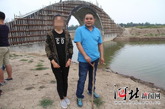 被救女孩和救人的孙风池在事发地。 被救女孩和救人的孙风池在事发地。