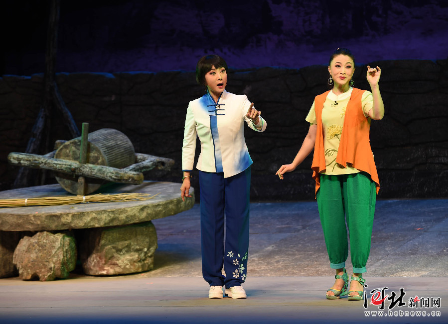河北梆子现代戏《百合岭》在石家庄上演（组图）