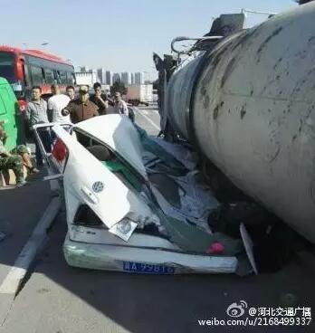水泥罐车石家庄街头侧翻 水泥罐车石家庄街头侧翻