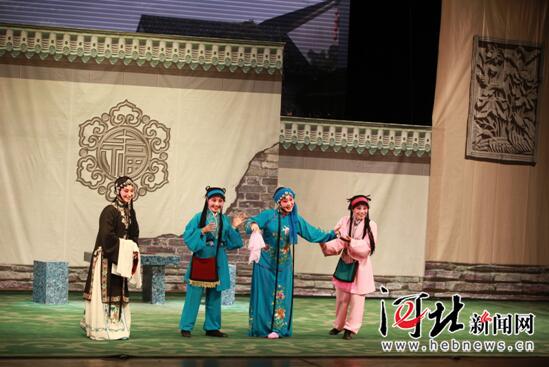 10月8日晚，同州梆子《银镯鉴》在石家庄丝弦剧院上演，图为剧照。