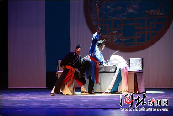 10月8日晚，同州梆子《银镯鉴》在石家庄丝弦剧院上演，图为剧照。