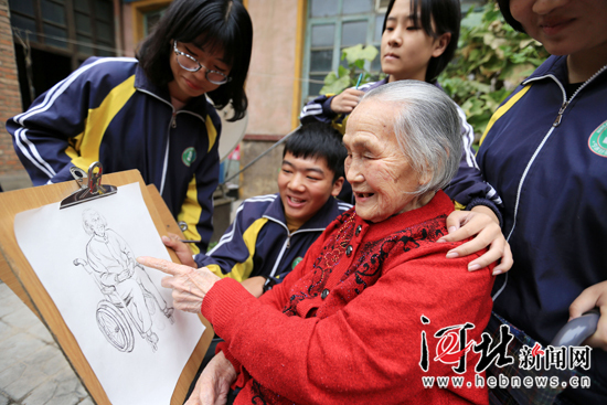 宁晋五中学生为百岁老人画像庆重阳