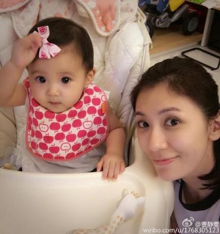 张嘉倪低调产子 网友点赞：宝宝好像妈妈！