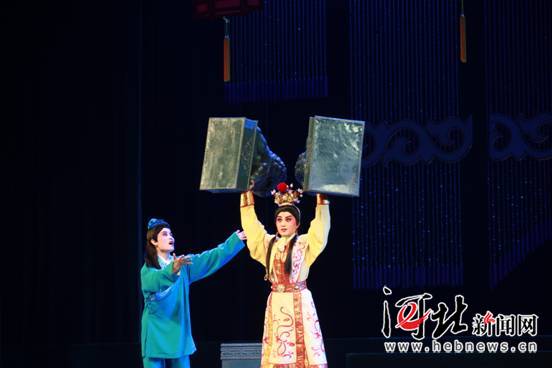 90后主演蒲剧《洗雪铁丘坟》 帽翅功惊艳全场