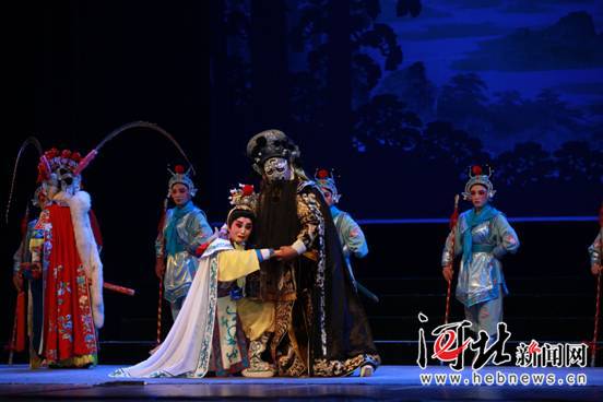 90后主演蒲剧《洗雪铁丘坟》 帽翅功惊艳全场