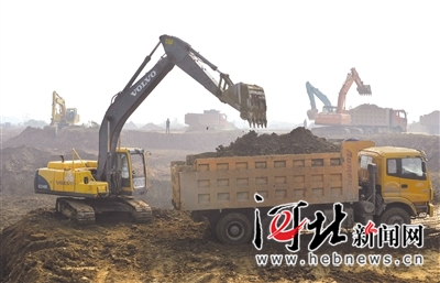 龙泉湖公园正在紧张建设中。