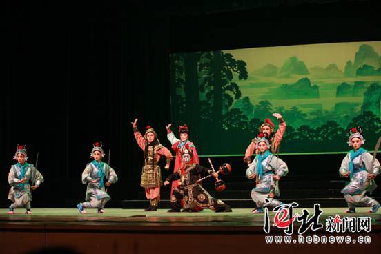 90后主演蒲剧《洗雪铁丘坟》 帽翅功惊艳全场