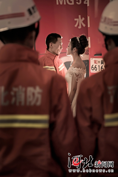 邢台80后消防员拍摄消防主题婚纱照堪比大片（组图）