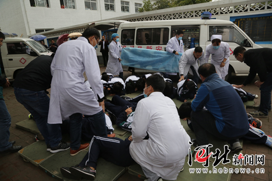 安新县举行重大食品安全事故应急演练 安新县举行重大食品安全事故应急演练