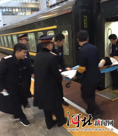 返乡孕妇火车上临产 保定接力救护母子平安 返乡孕妇火车上临产 保定接力救护母子平安