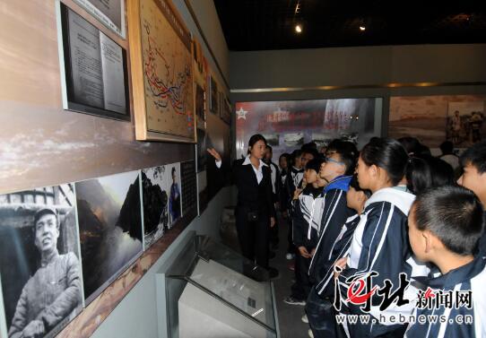 10月26日,新河县振堂中学学生听讲解员讲述董振堂的事迹。 10月26日,新河县振堂中学学生听讲解员讲述董振堂的事迹。