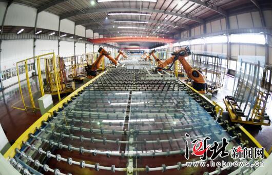 10月27日,沙河市安全实业有限公司具有世界先进水平的自动化浮法玻璃生产线。 10月27日,沙河市安全实业有限公司具有世界先进水平的自动化浮法玻璃生产线。