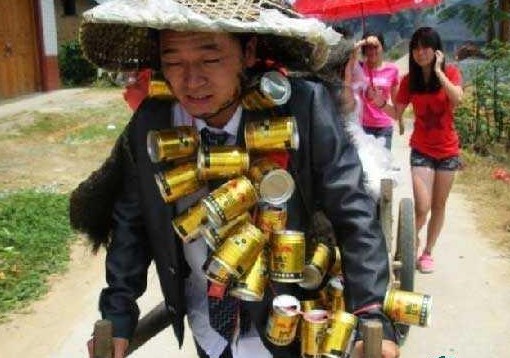 云南大理又现闹婚太低俗！现场图片引网友热议
