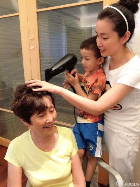 刘嘉玲家人合影引网友盛赞 范冰冰李冰冰家人颜值大比拼 刘嘉玲家人合影引网友盛赞 范冰冰李冰冰家人颜值大比拼