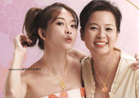 刘嘉玲家人合影引网友盛赞 范冰冰李冰冰家人颜值大比拼