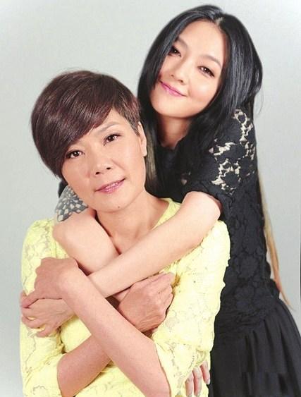 刘嘉玲家人合影引网友盛赞 范冰冰李冰冰家人颜值大比拼 刘嘉玲家人合影引网友盛赞 范冰冰李冰冰家人颜值大比拼