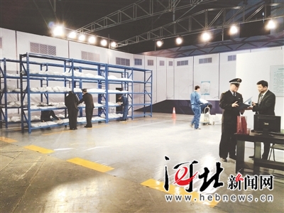 演练现场，省食药监局执法人员正在进行检查。