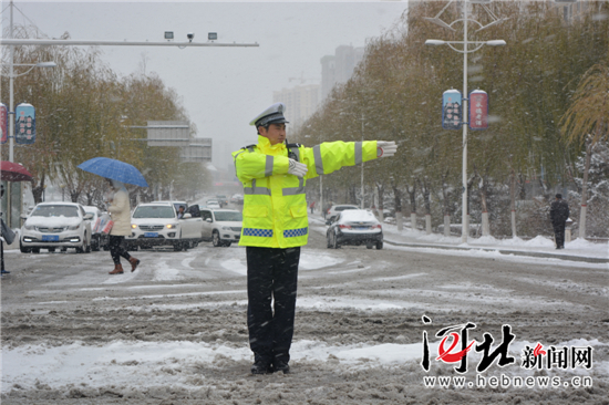 【应对极端天气】承德交警：抗击冰雪疏堵保畅