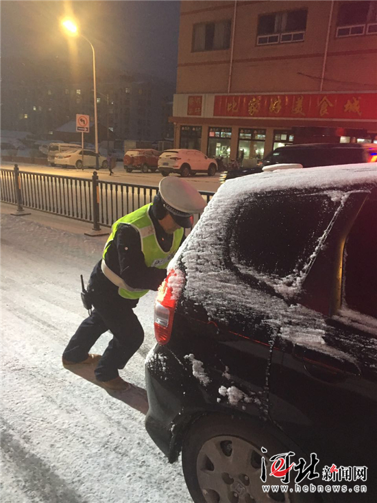 【应对极端天气】承德交警：抗击冰雪疏堵保畅