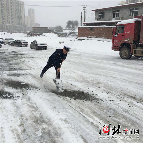 【应对极端天气】承德交警：抗击冰雪疏堵保畅