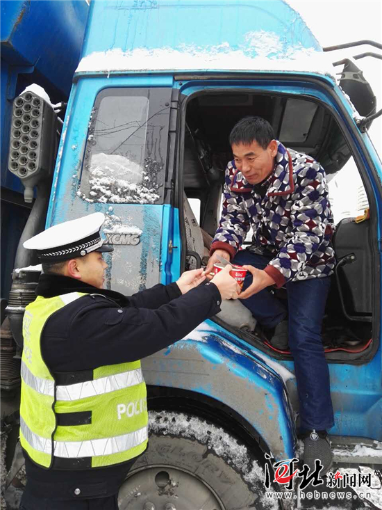 【应对极端天气】承德交警：抗击冰雪疏堵保畅