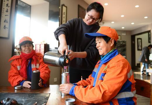 27日,河间市瀛洲西路一家“爱心驿站”的爱心人士为环卫工人倒热水。 27日,河间市瀛洲西路一家“爱心驿站”的爱心人士为环卫工人倒热水。