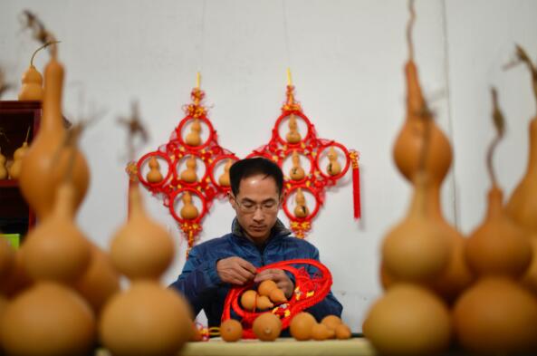 11月28日,沙河市新城镇北掌村的崔刚毅在制作工艺葫芦。 11月28日,沙河市新城镇北掌村的崔刚毅在制作工艺葫芦。