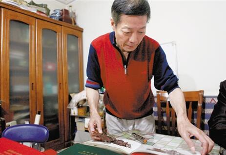 64岁唐山老人痴迷皮影收藏