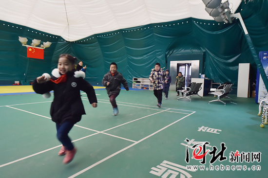 图为孩子们正在气膜体育馆里上体育课。