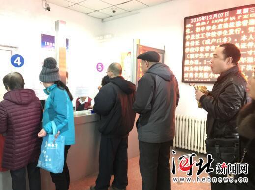 石家庄公交卡退款首日办理5500张(图) 石家庄公交卡退款首日办理5500张(图)