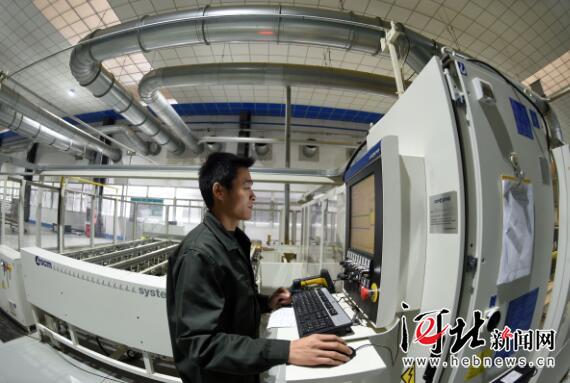 日前，位于沙河市的河北中玻新材料有限公司员工正在生产节能玻璃窗。