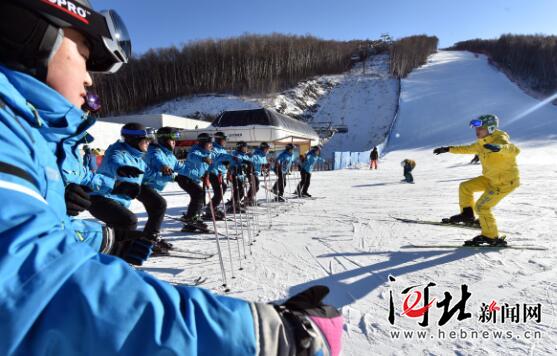 12月10日，培训师正在张家口市崇礼区一滑雪场内培训保定狼牙山滑雪场教练。