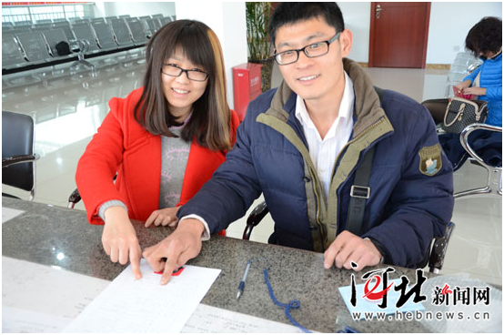 上班第一天遇上“情人节” 河北10456对新人领结婚证 上班第一天遇上“情人节” 河北10456对新人领结婚证