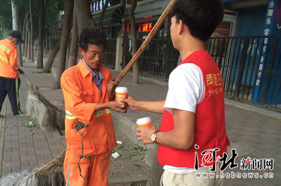 石家庄90后志愿者每周六为环卫工送“暖心”豆浆 石家庄90后志愿者每周六为环卫工送“暖心”豆浆