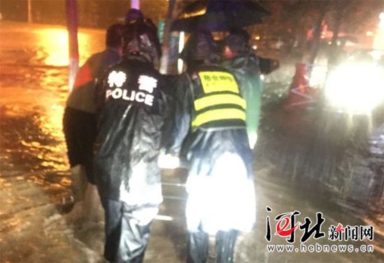邢台特警暴雨中救助突发脑出血老人 邢台特警暴雨中救助突发脑出血老人