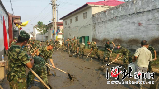 武警邯郸支队官兵赴永年县榆林村清理污泥污水45吨(图) 武警邯郸支队官兵赴永年县榆林村清理污泥污水45吨(图)