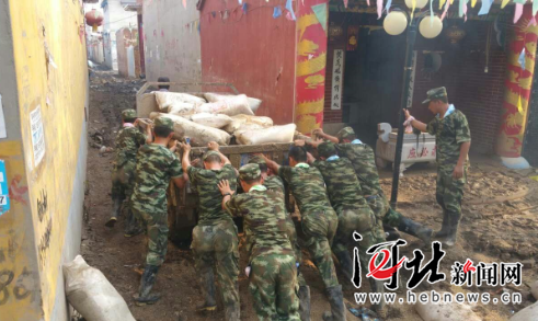 武警邯郸支队官兵赴永年县榆林村清理污泥污水45吨(图) 武警邯郸支队官兵赴永年县榆林村清理污泥污水45吨(图)